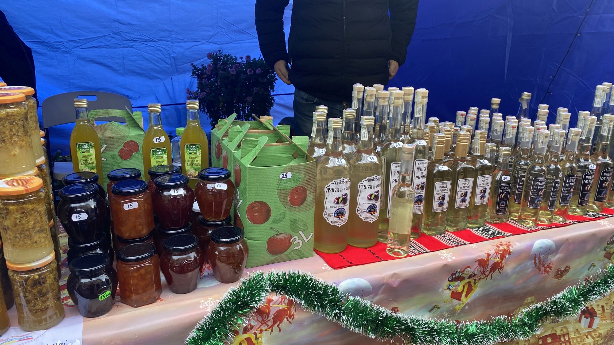 Au dispărut jumările cu scandal de 120 de lei kilogramul. Cât costă produsele tradiționale de la târgul de Crăciun din curtea Ministerului Agriculturii