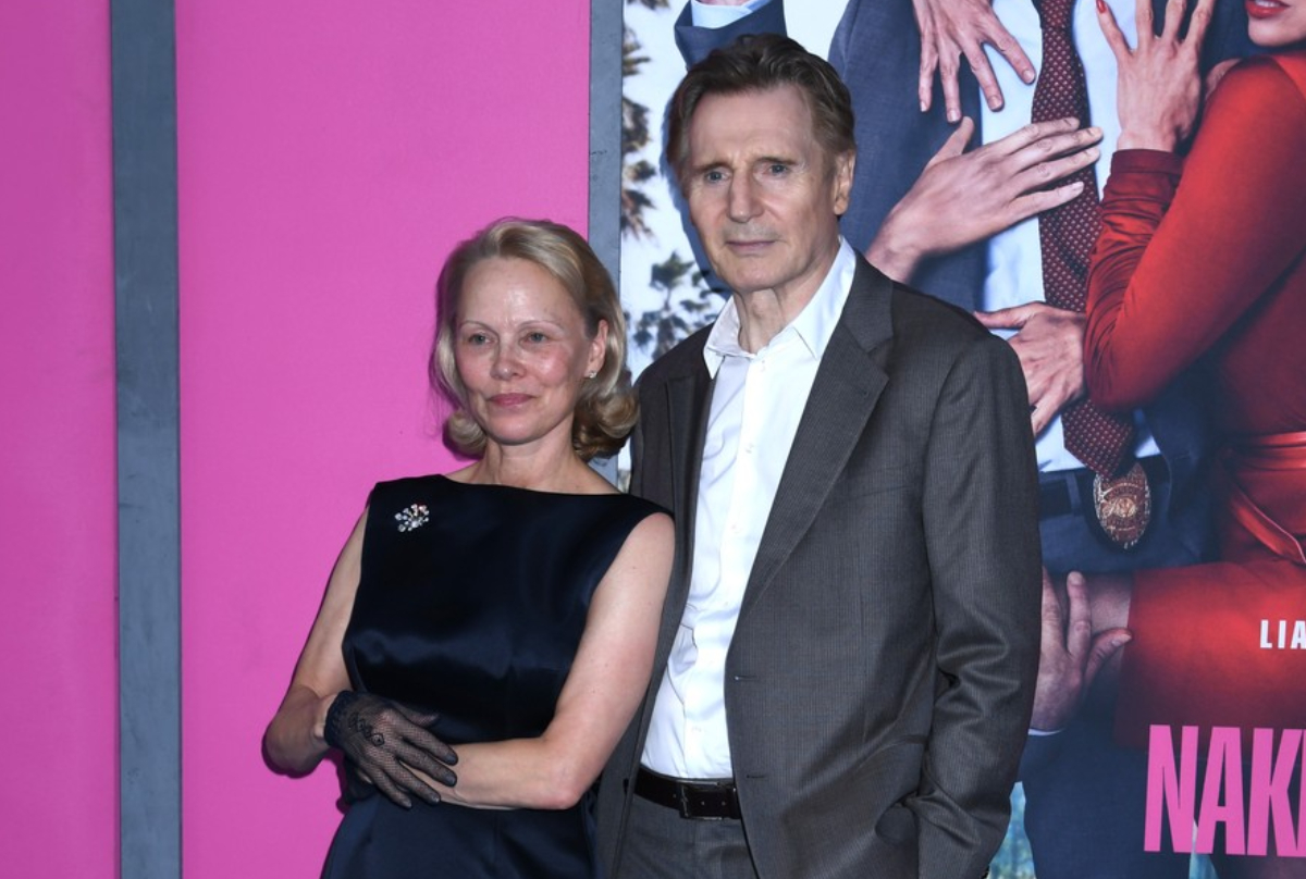 Pamela Anderson și Liam Neeson ar avea o relație reală. Au fost acuzați că apropierea lor e o strategie de marketing pentru filmul „The Naked Gun”