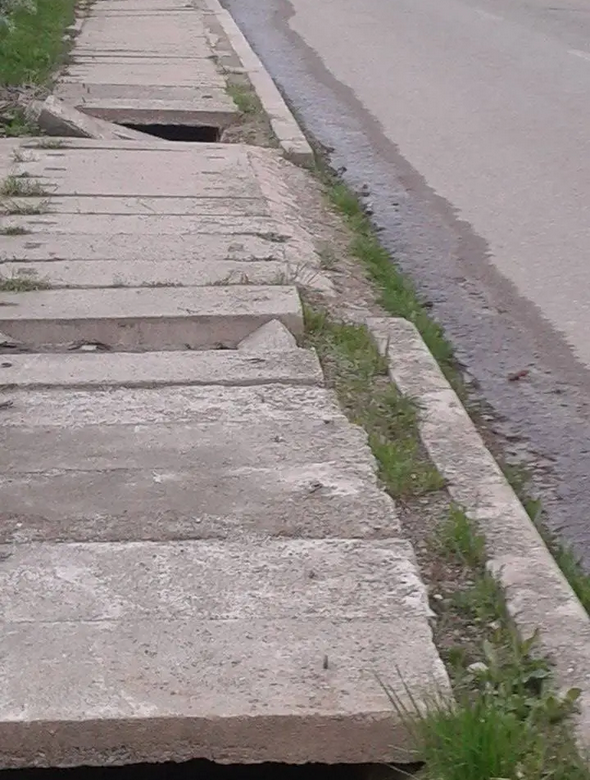 Despăgubiri de mii de euro obținute de români accidentați grav mergând pe trotuar. Cazul femeii care s-a nenorocit la o plimbare prin Durău  