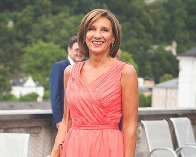 Câți centimetri are în talie Carmen Iohannis. Prima Doamnă a României are dimensiuni de model | FOTO
