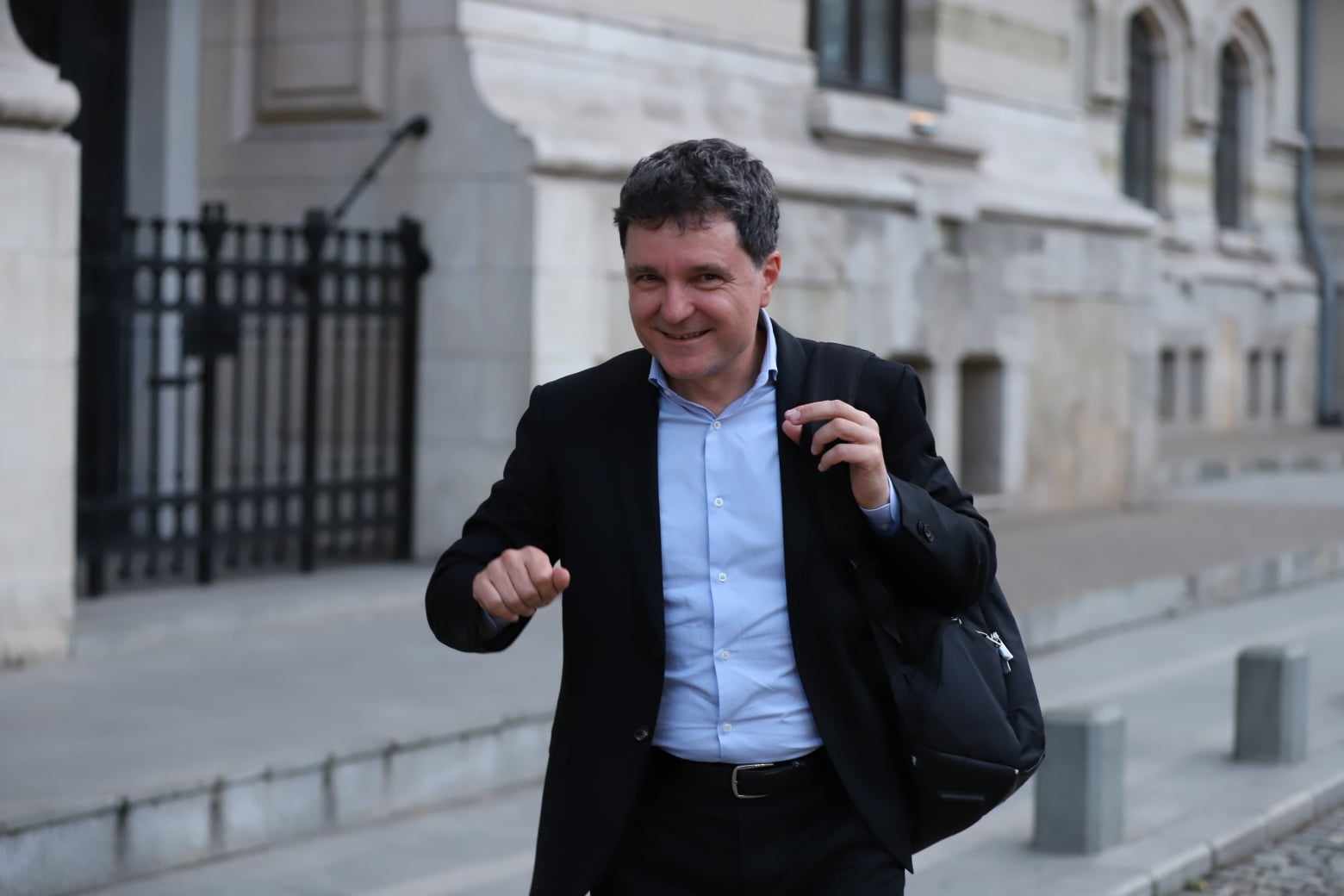 Imagini din casa în care Nicușor Dan locuiește cu chirie. Cât plătește lunar: „O cameră și două dormitoare la mansardă”