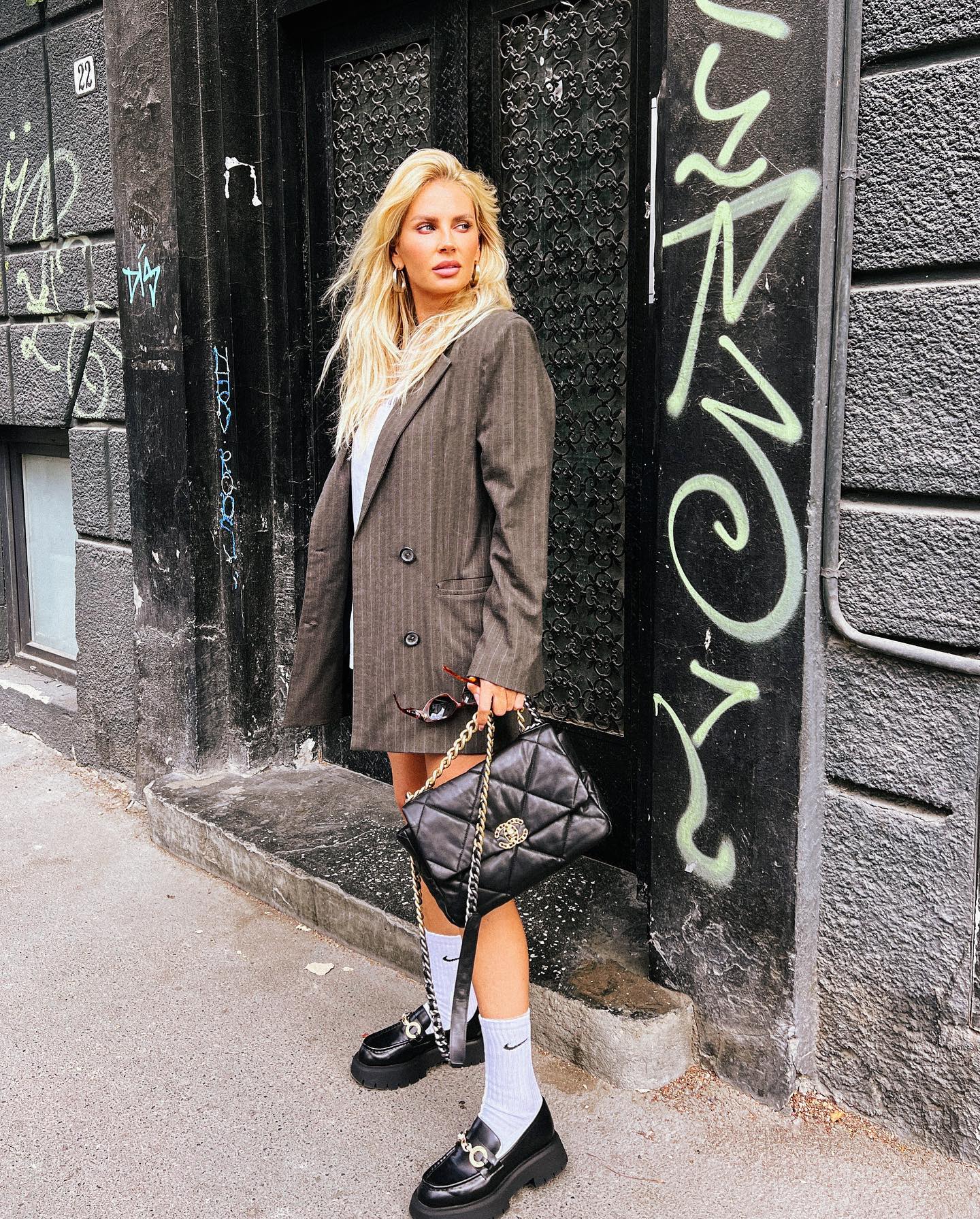 Andreea Bănică, aspru criticată de fani pentru stilul ei vestimentar: „Arată ca niște vechituri aceste haine pe tine”. Cum s-a îmbrăcat recent vedeta