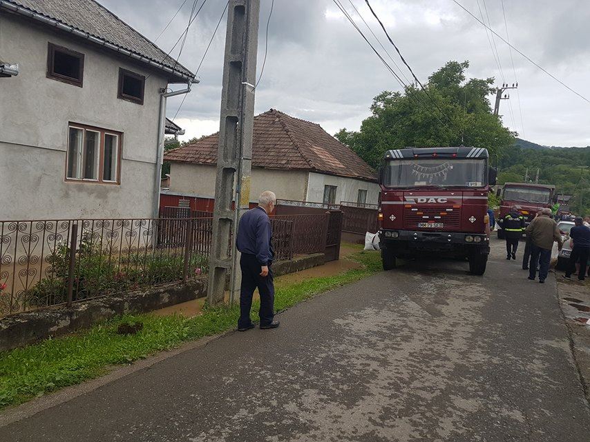 Inundații în Sighetu Marmației. Zeci de persoane, evacuate din calea apei