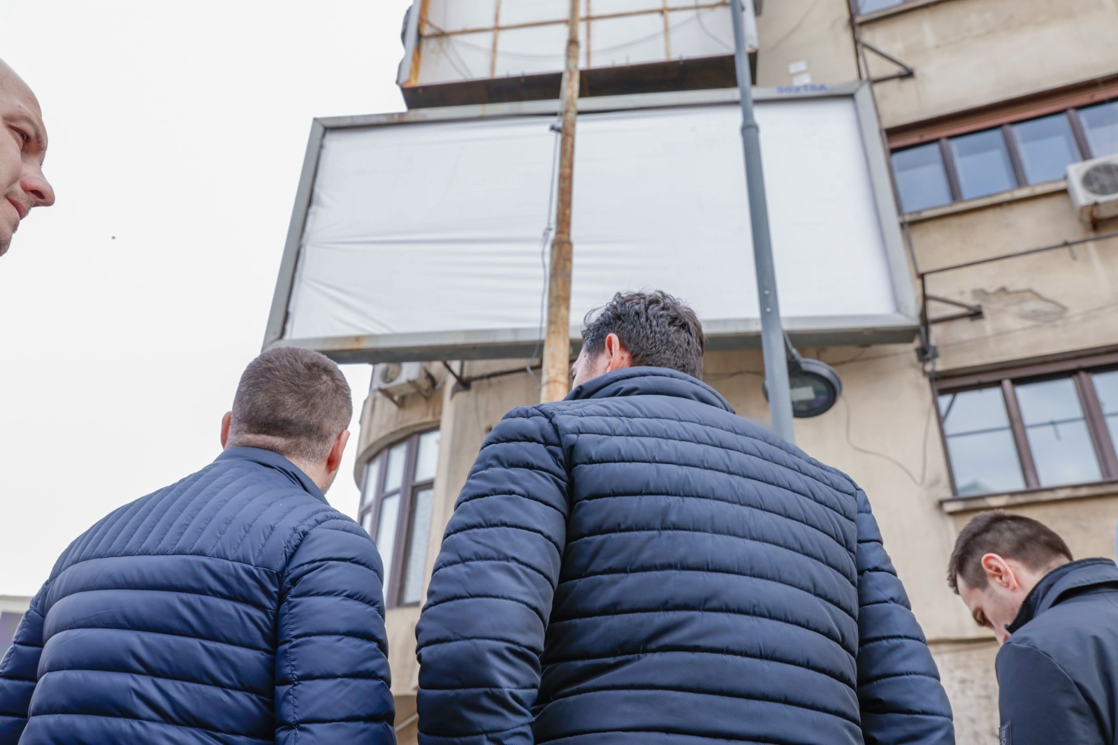 Primăria București demontează stâlpii de iluminat vechi. Ciprian Ciucu: „Nu înțeleg cum de nu i-a văzut nimeni”