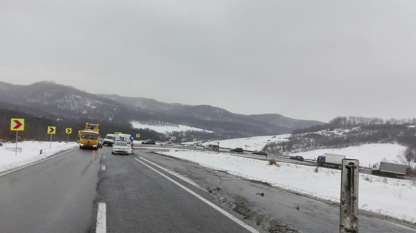 UPDATE: Macaraua care trebuia să ridice TIR-ul răsturnat pe DN1, la Perșani, a sosit după zece ore. Traficul a fost reluat/GALERIE FOTO