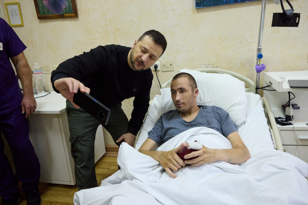 Eroul ucrainean care și-a pierdut brațele și vederea la un ochi, în luptele cu rușii, și-a deschis o pizzerie: „Pentru fiicele mele nu m-am lăsat doborât”