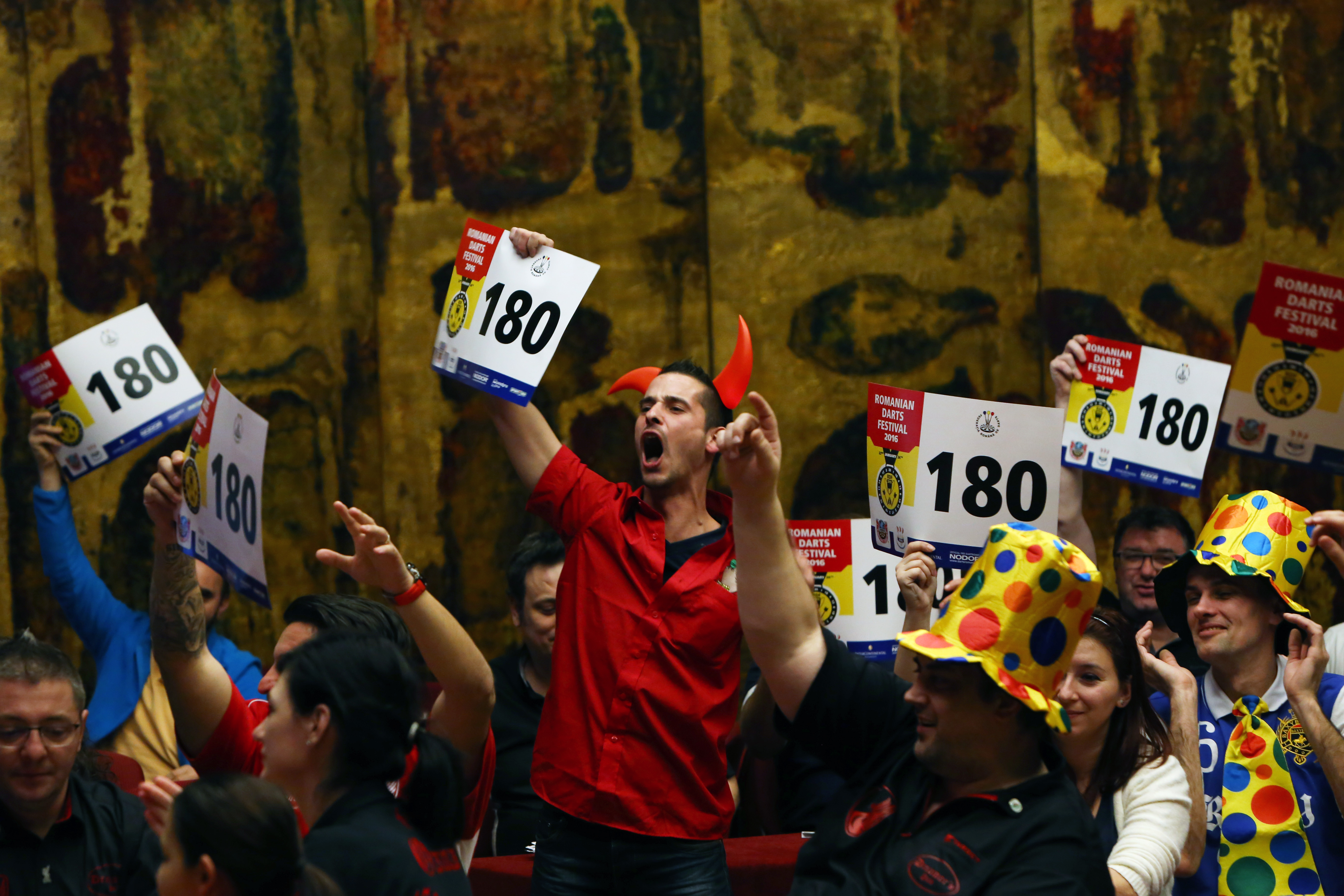 Cei mai tari țintași! Romanian Darts Festival - peste 350 de jucători profesionişti din Europa, la București. Jamie Hughes și Annette Tillborn, învingători