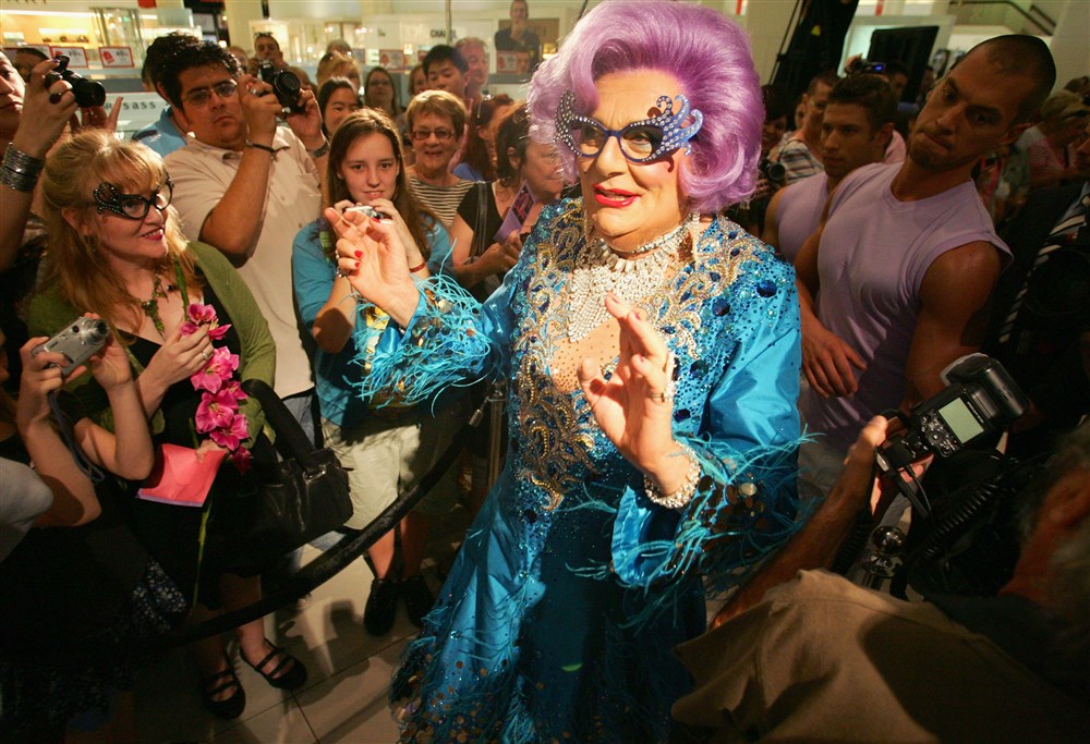 Actorul Barry Humphries, cunoscut pentru personajul Dame Edna, a murit la 89 de ani