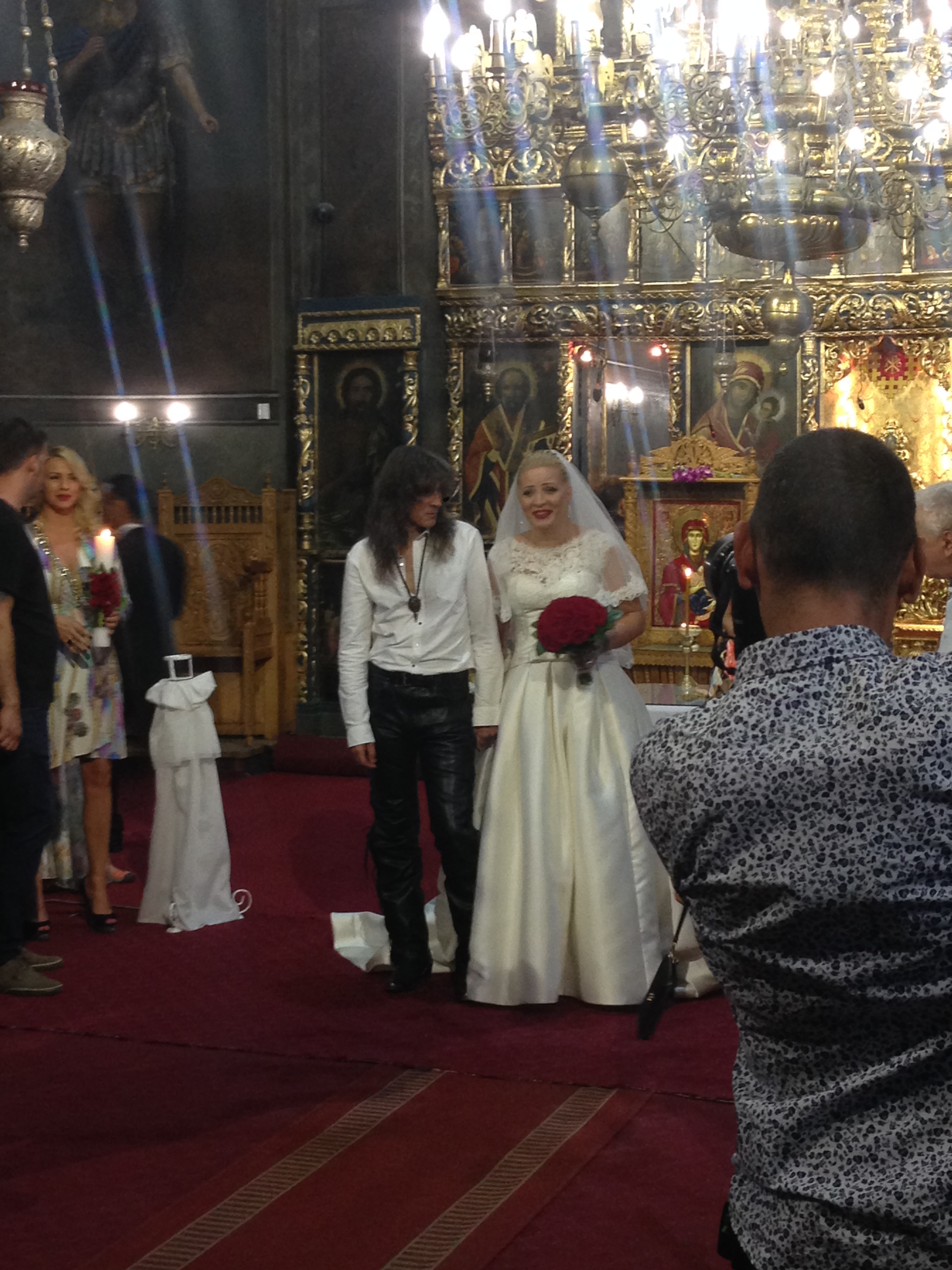FOTO EXCLUSIV/ Așa nuntă nu a existat! Kempes, cel mai iubit solist rock, la altar în pantaloni de piele