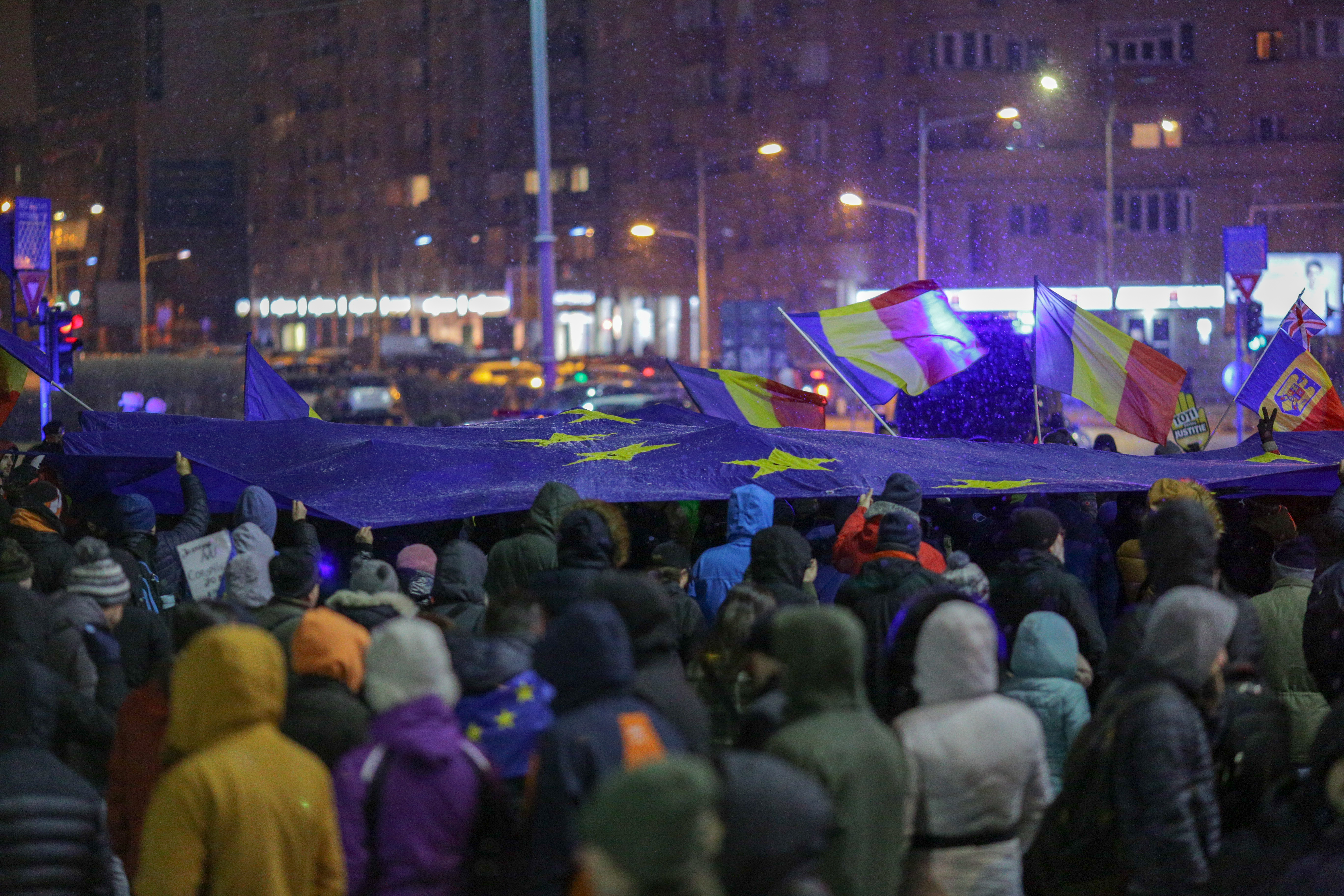 VIDEO/ Proteste în București, în fața Guvernului, și în principalele orașe din țară. Cioloș și Barna, prezenți în Piața Victoriei