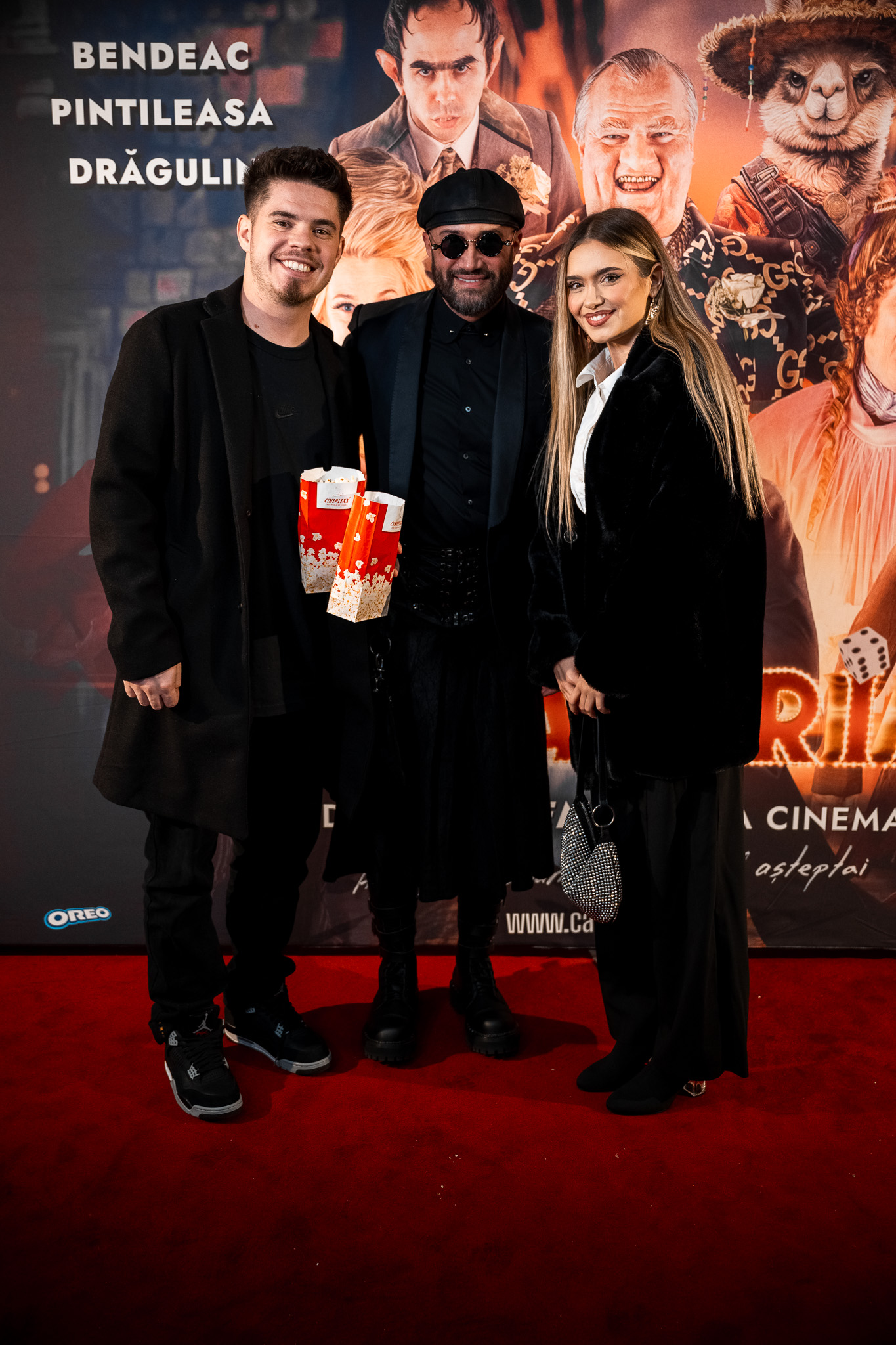 Cine l-a ajutat pe Mihai Bendeac să se îmbrace în fustă la premiera filmului „Căsătoria”. Ținutele purtate de ceilalți actori
