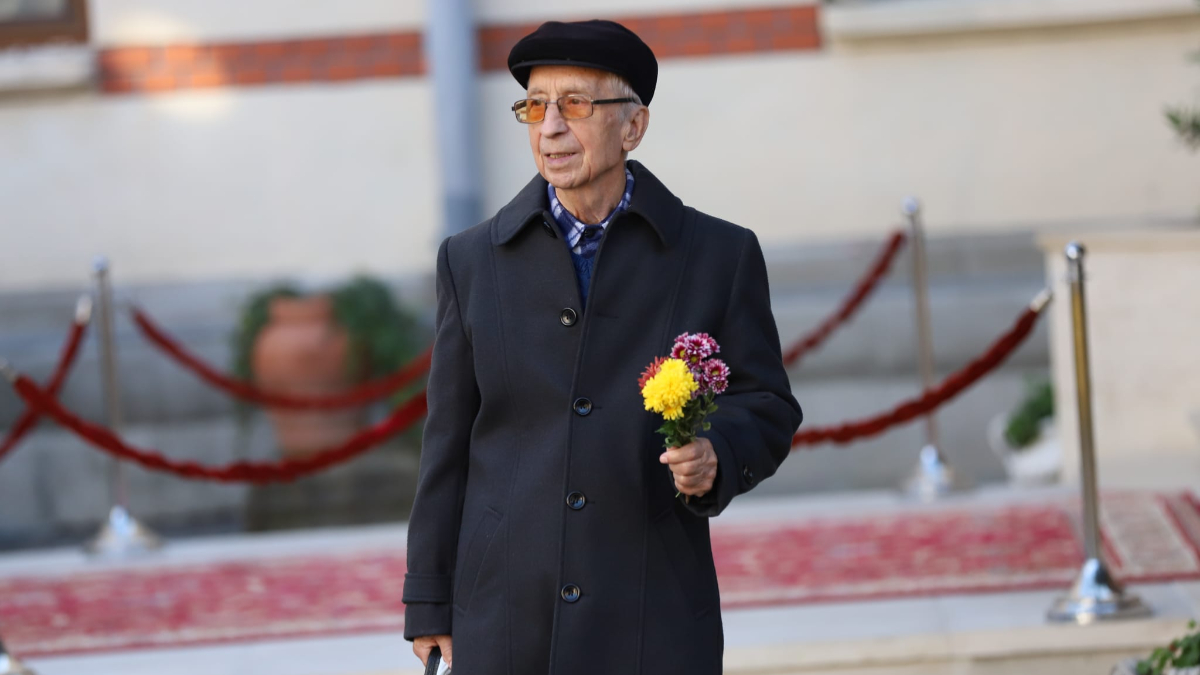 Mii de oameni stau la coadă în București pentru a se ruga la moaștele Sfântului Nectarie, protectorul bolnavilor de cancer