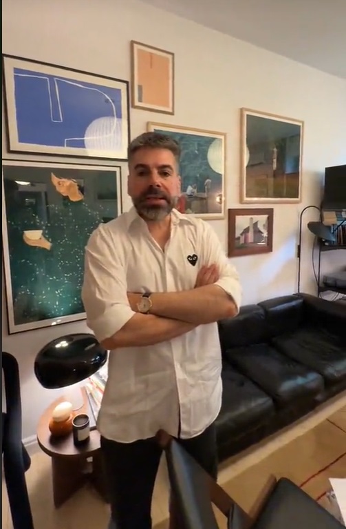 Imagini din apartamentul în care locuiește Maurice Munteanu. În sufragerie are o canapea vintage care costă 8.000 de euro