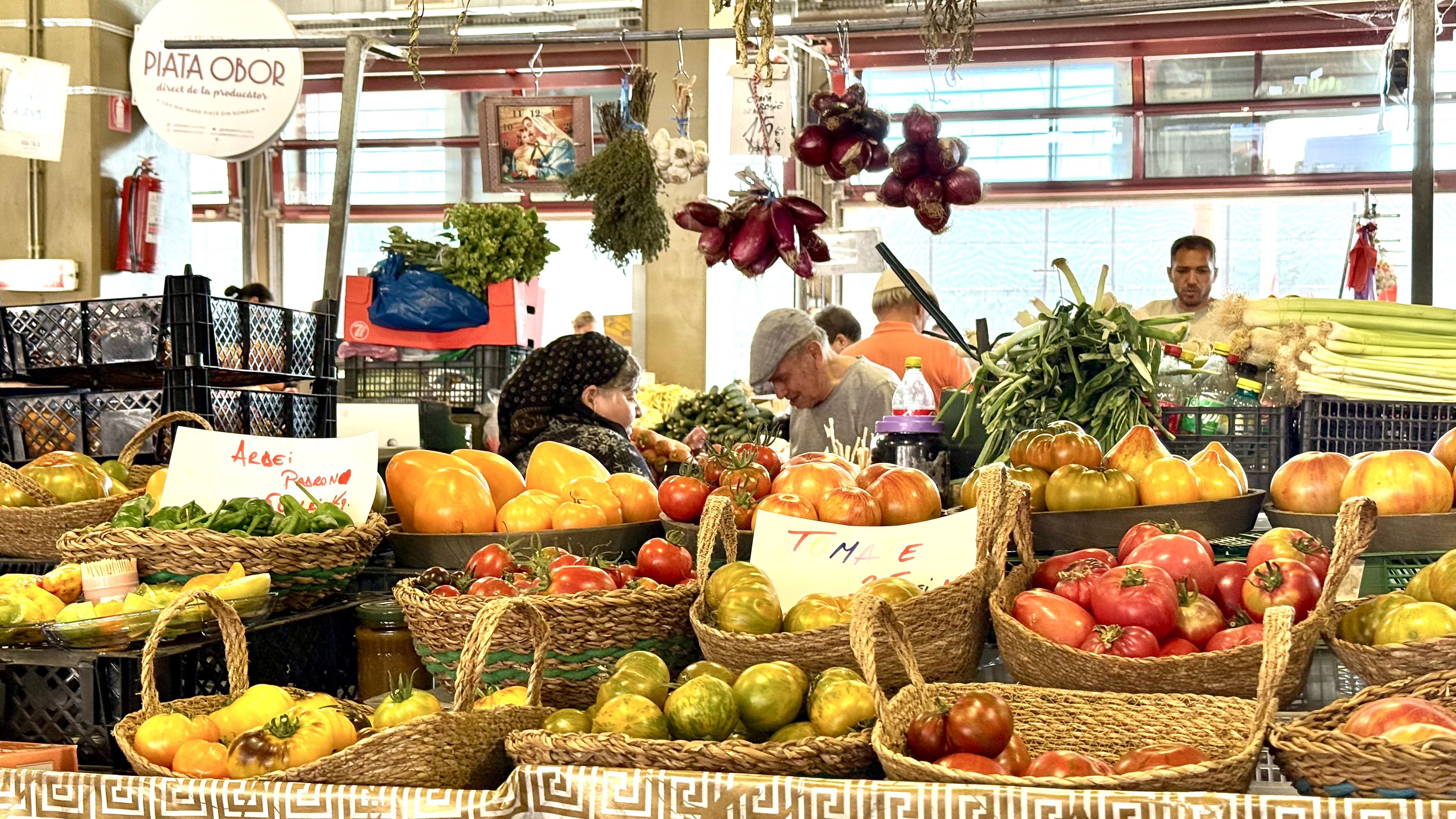 Toată lumea se oprește la această tarabă cu roșii din Piața Obor. Cât costă kilogramul de roșii negre, galbene și portocalii
