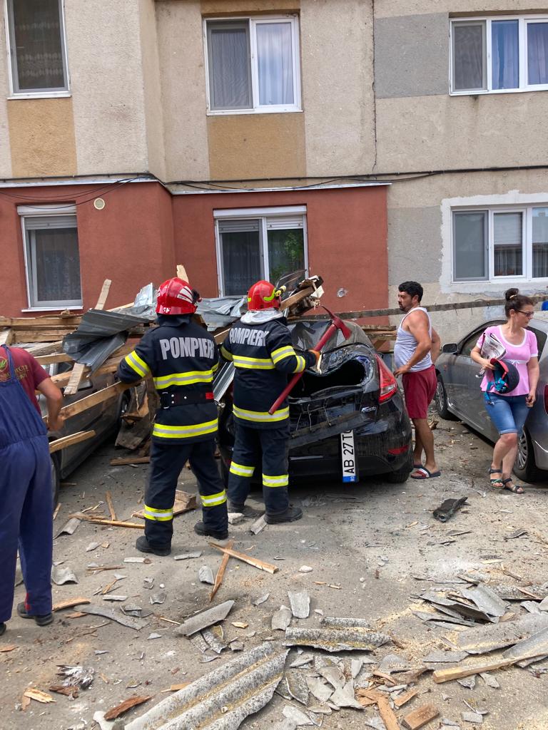O vijelie scurtă a smuls acoperișul unui bloc din Alba și l-a trântit peste mașini. 10 autoturisme au fost avariate