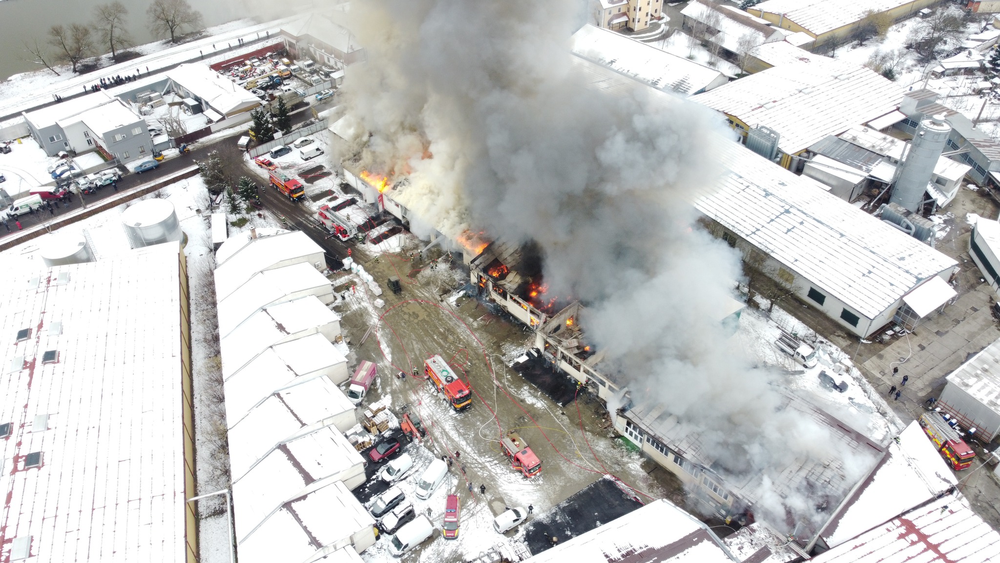 Incendiu de proporții într-o zonă de depozite din Târgu Mureș. A fost emis un mesaj Ro-Alert