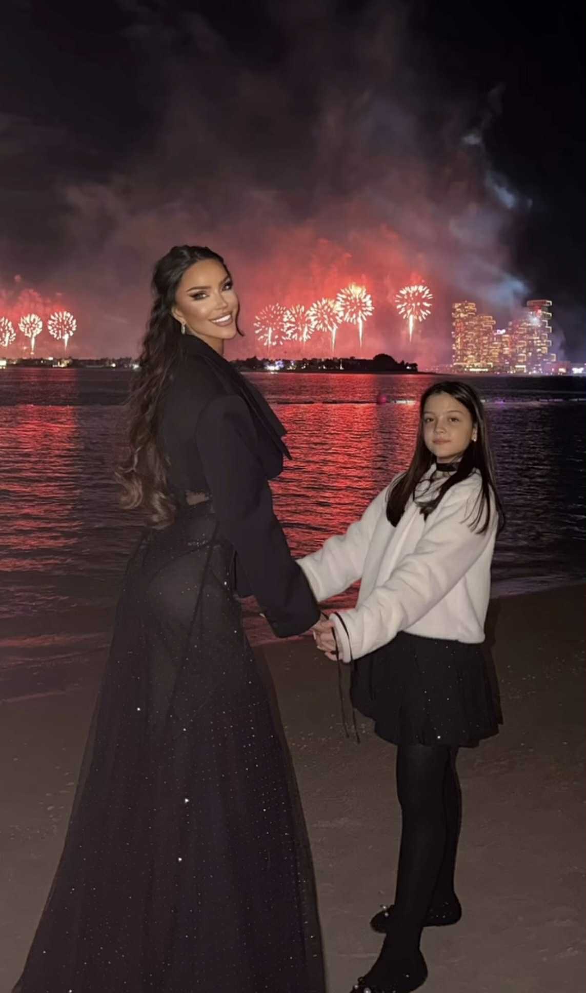 Cum a apărut Bianca Drăgușanu cu fetița ei de Revelion, în Dubai. Au schimbat rapid rochiile elegante cu costumele de baie