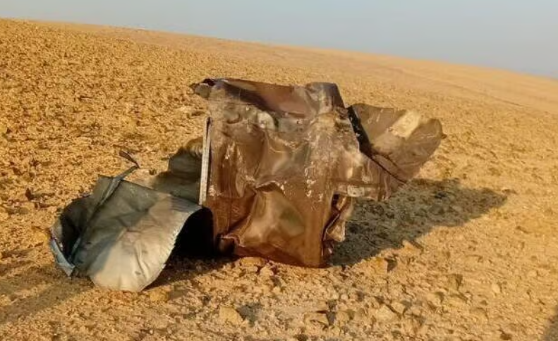 Imagini cu resturi de drone și rachete care au căzut în orașele israeliene din sudul țării. Un fragment a aterizat în Marea Moartă, lângă plajă