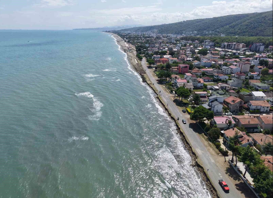„Mai avem puțin și cădem în Marea Neagră!”. Eroziunea nu poate fi oprită, a ajuns la drum și amenință casele, la Samsun, în Turcia