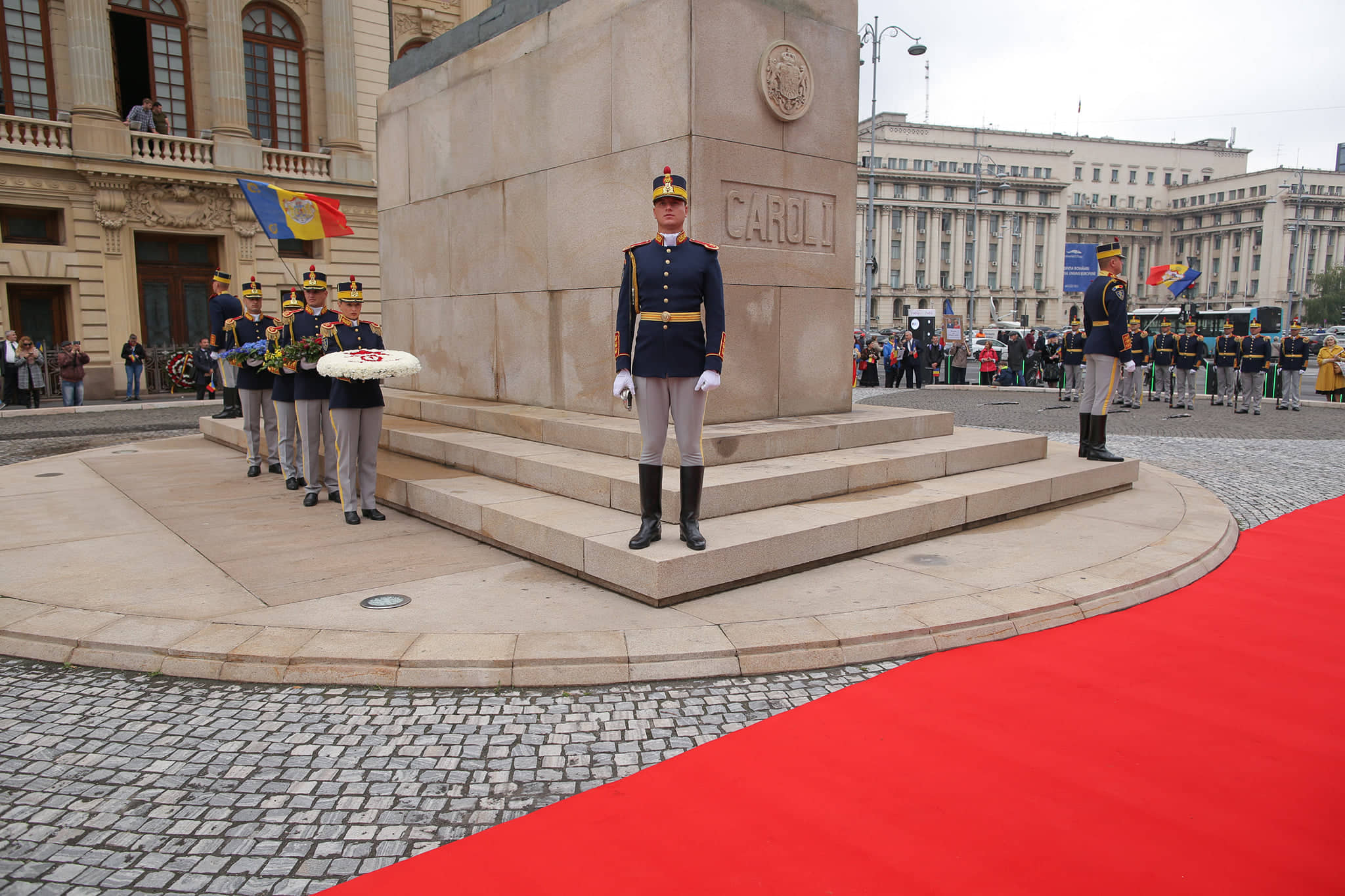 UPDATE. Ziua Regelui, marcată prin manifestări culturale. Ceremonie militară şi depuneri de coroane de flori la statuia Regelui Carol I din Piaţa Palatului Regal | FOTO&VIDEO