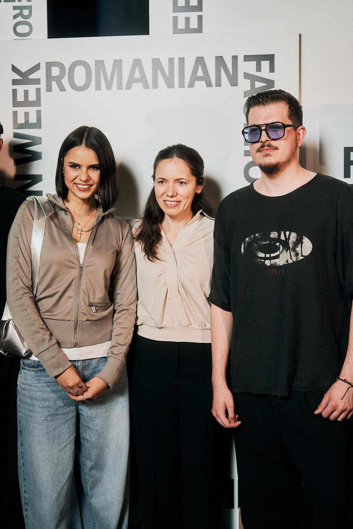 Mirabela Grădinaru, apariție elegantă la Romanian Fashion Week Bucharest 2025. Cât costă bluza purtată la eveniment de partenera lui Nicușor Dan
