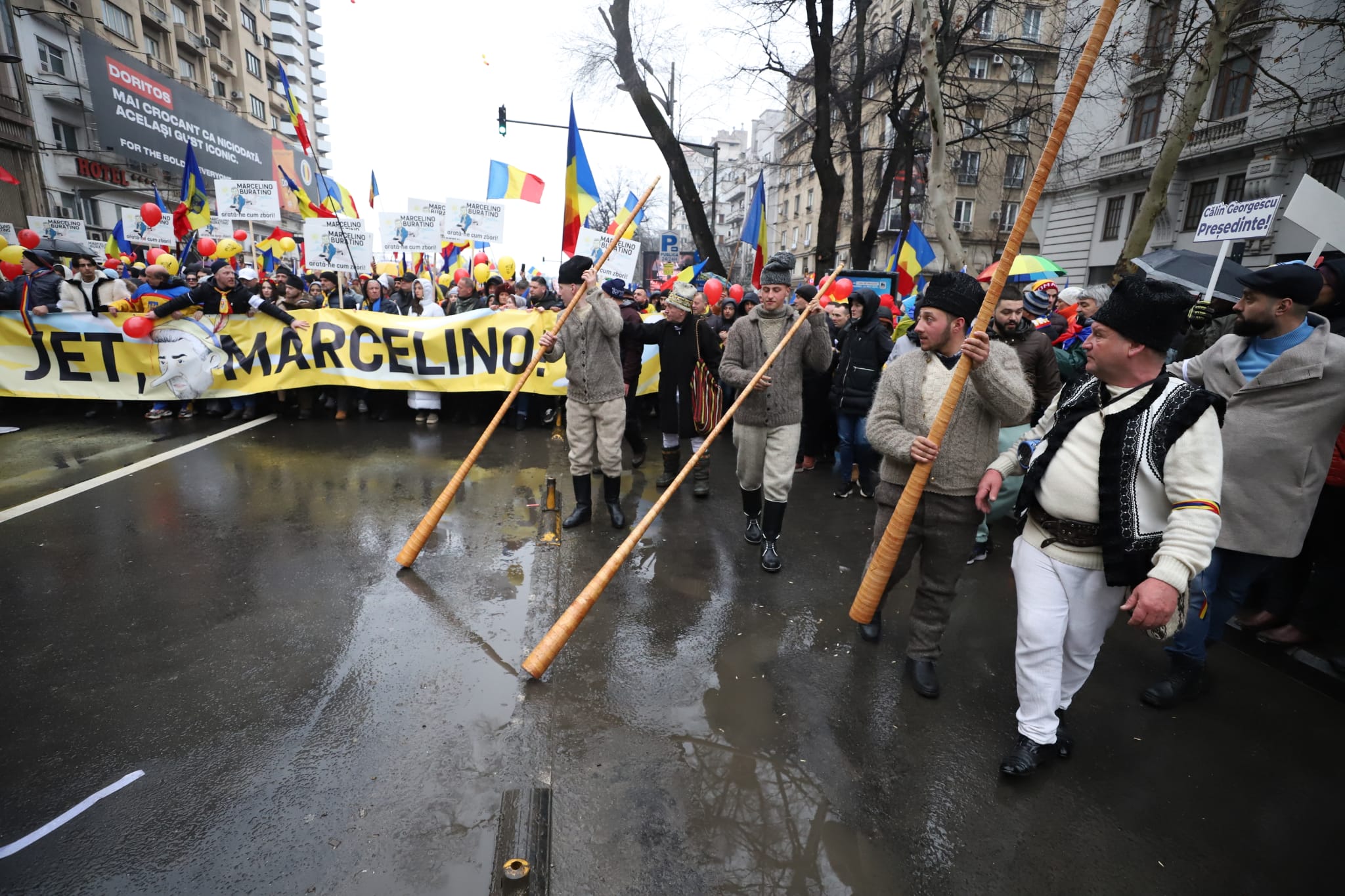 Străzi închise de poliție în ultima clipă în București, în timpul mitingului anunțat de AUR pe 1 martie