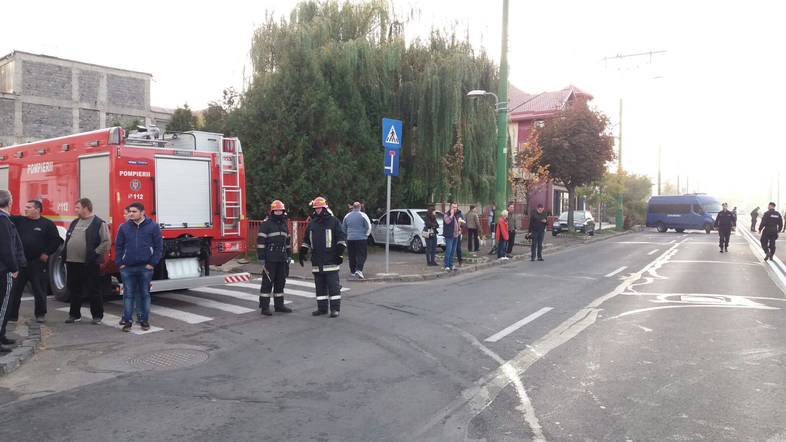 UPDATE: Doi copii și trei adulţi au fost răniţi la Braşov, după ce trei mașini s-au ciocnit într-o intersecţie| FOTO&VIDEO