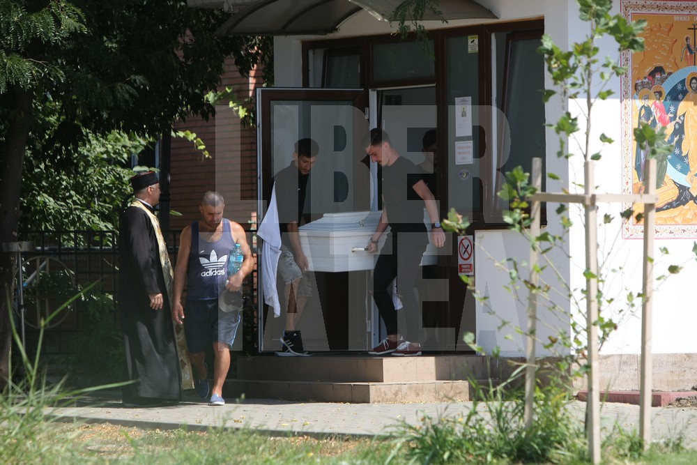 VIDEO. Înmormântarea femeii sinucigașe de la Brănești și a celor trei fetițe. Trupul neînsuflețit al mamei, depus separat la capelă / GALERIE FOTO