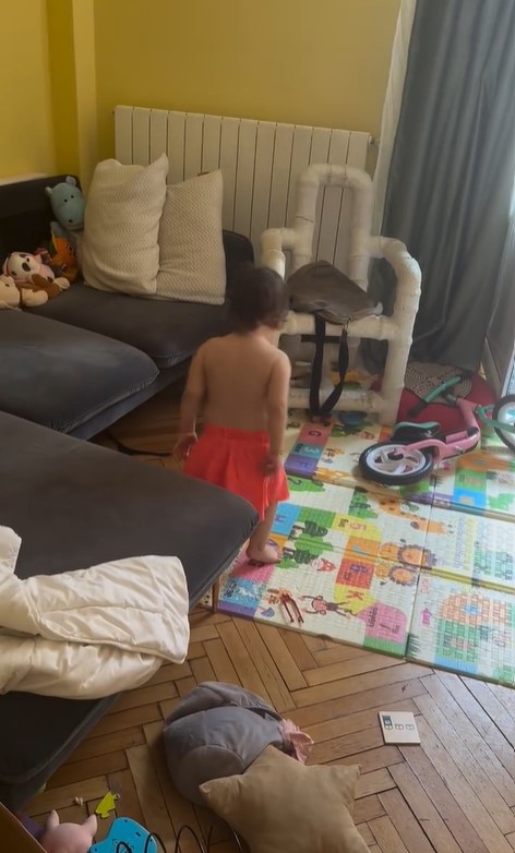 Imagini din apartamentul în care Cristina Cioran locuiește cu cei doi copii. Casa vedetei e plină cu jucării