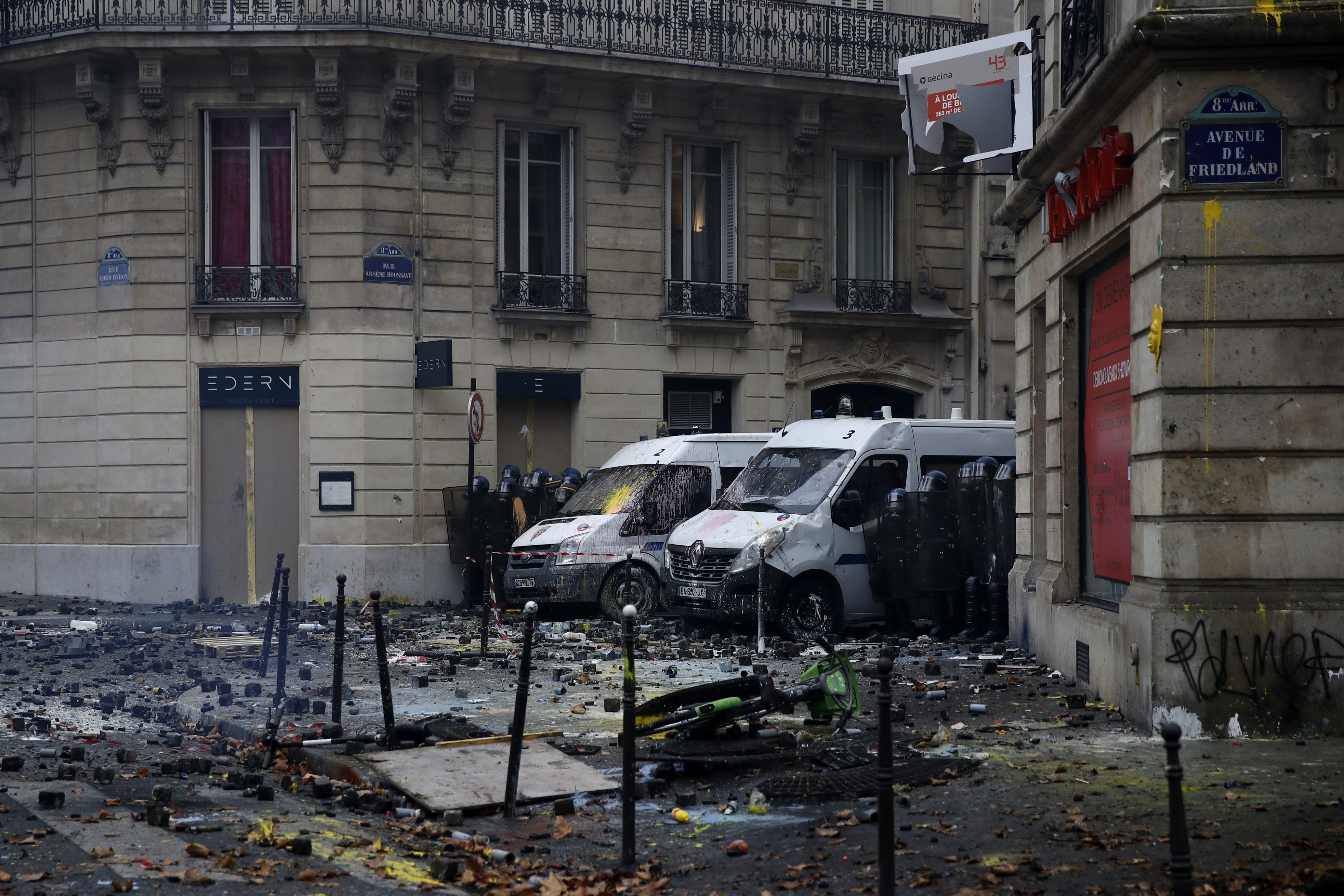 GALERIE FOTO/ Franța ar putea institui stare de urgență după violențele de sâmbătă din Paris. Mașini și clădiri au fost incendiate, iar sute de persoane au fost rănite