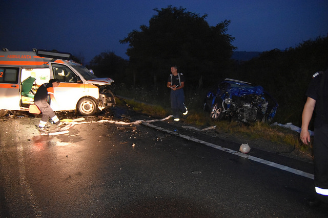 Accident violent cu ambulanța în apropiere de Caransebeș. Ambii șoferi au murit