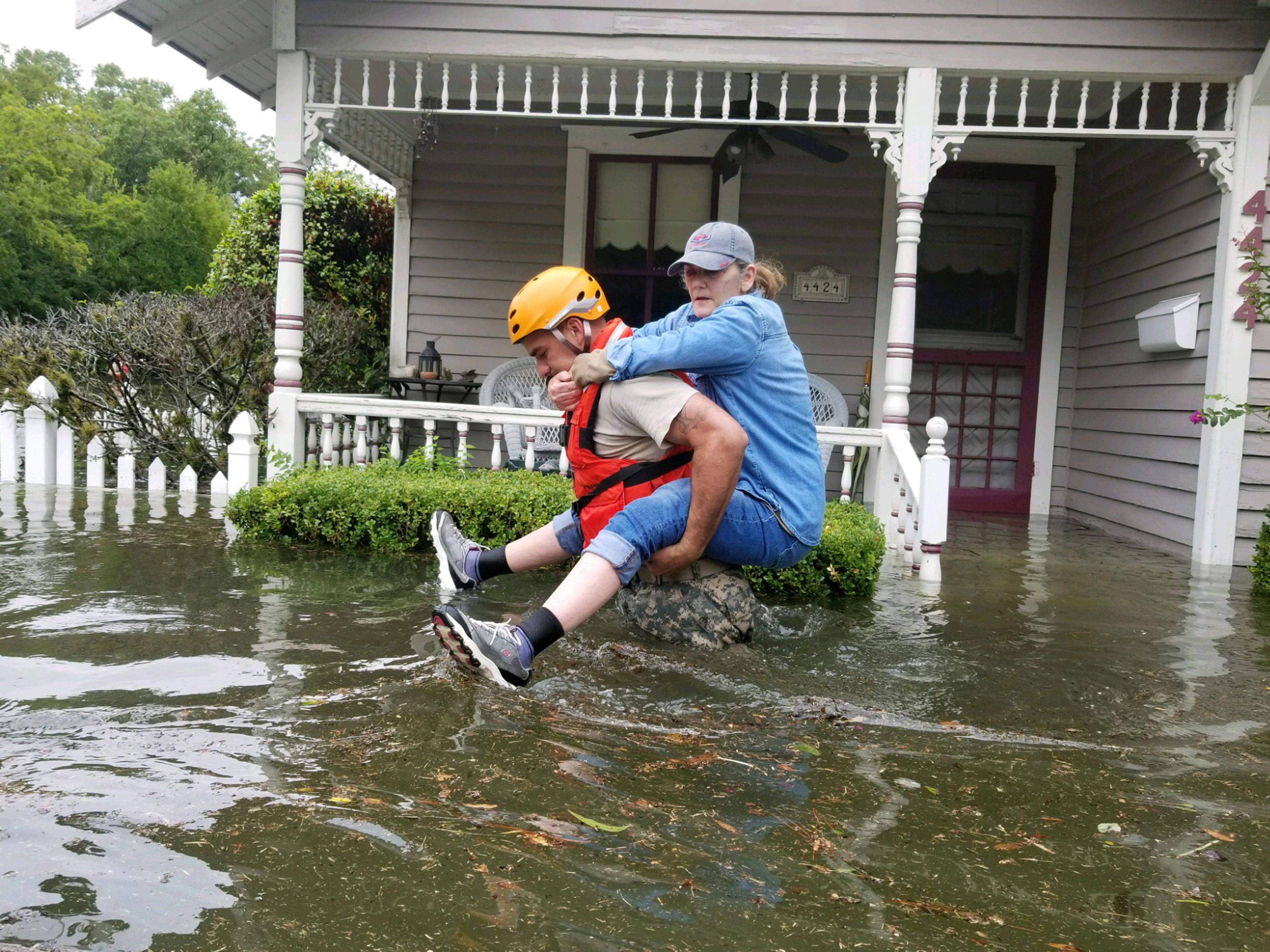 FOTO | Uraganul Harvey crește din nou în intensitate și ar putea lovi a doua oară Houston. Nouă persoane și-au pierdut viața