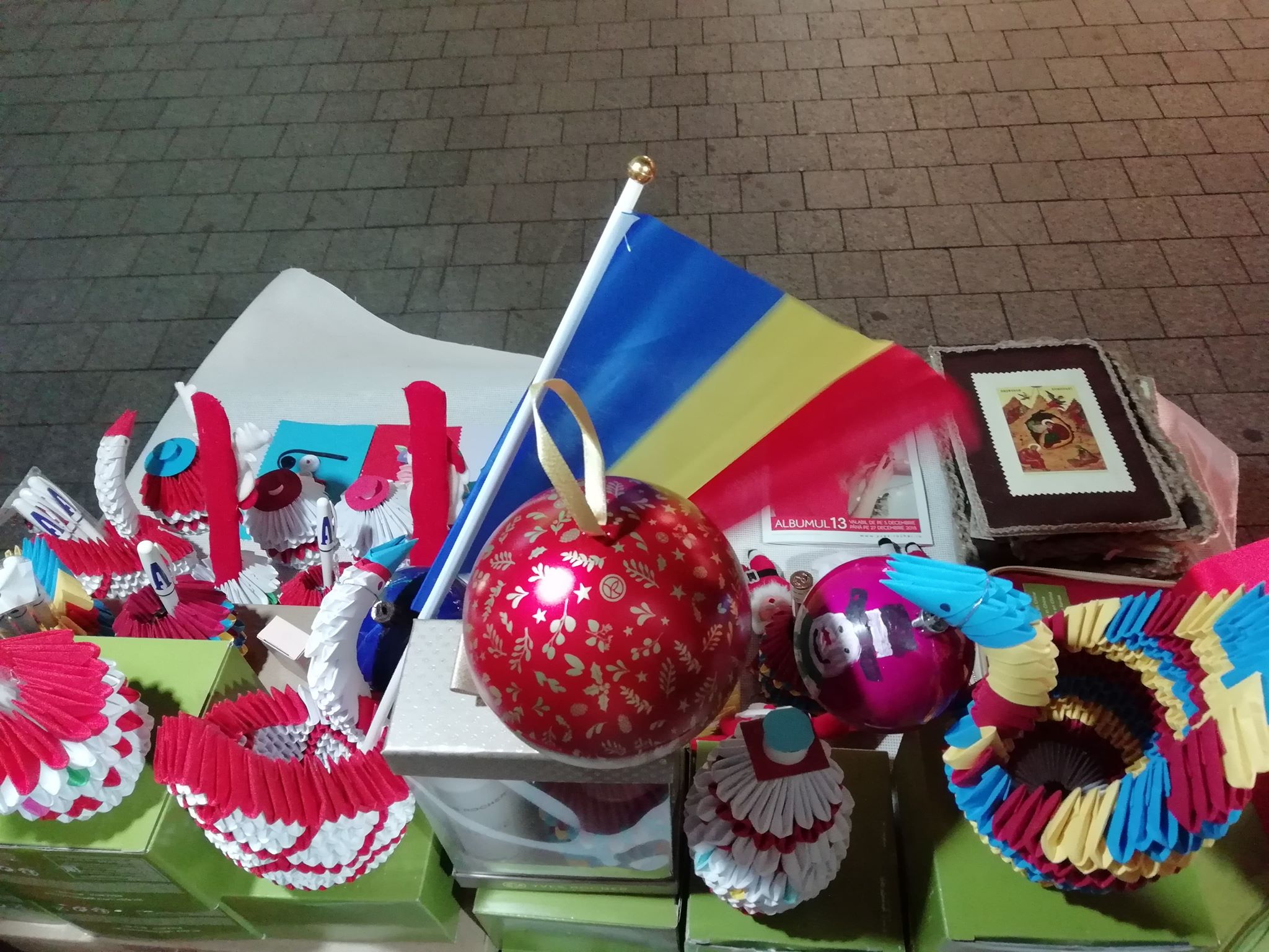 GALERIE FOTO/ Câțiva buzoieni talentați fac spectacol din hârtie. Creează decorațiuni de Crăciun inedite