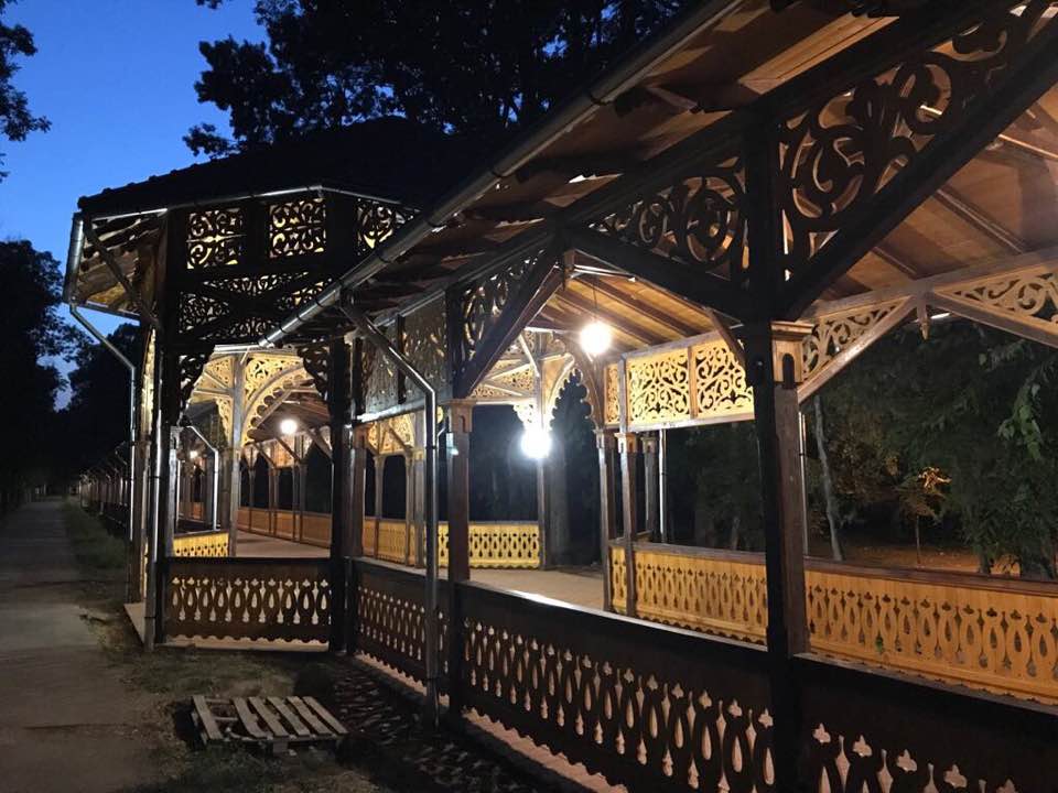 REPORTAJ/ Parcul prin care se plimba Împărăteasa Sissi va fi refăcut din temelii cu bani europeni. Are cea mai lungă alee acoperită din Europa/ FOTO
