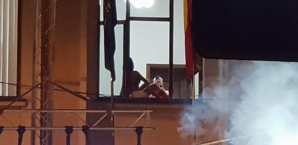 Dansatoarele Andreei Antonescu au făcut poze sexy în Primăria Bârlad. „Suntem revoltați!”