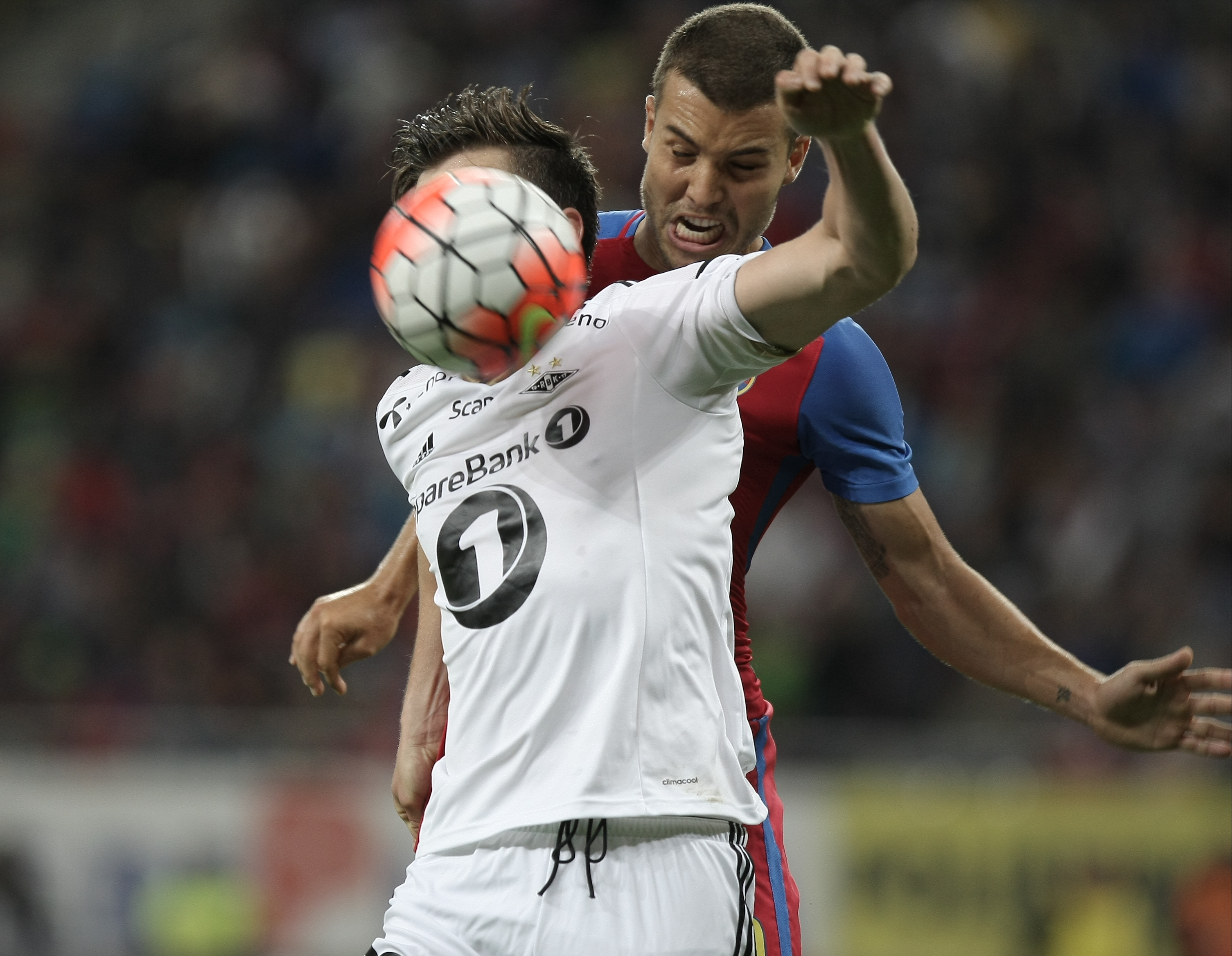 STEAUA - ROSENBORG 0-3. Liga Europa, play-off, manșa tur. Lecție de eficacitate cu o Steaua CĂZĂTOARE: Mikkelsen, Helland și Jensen au marcat, în timp ce Papp, Muniru, Tade și Chipciu, care a lovit bara, au irosit ocazii mari și foarte mari. Fanii i-au cerut demisia lui Mirel Rădoi! VIDEO