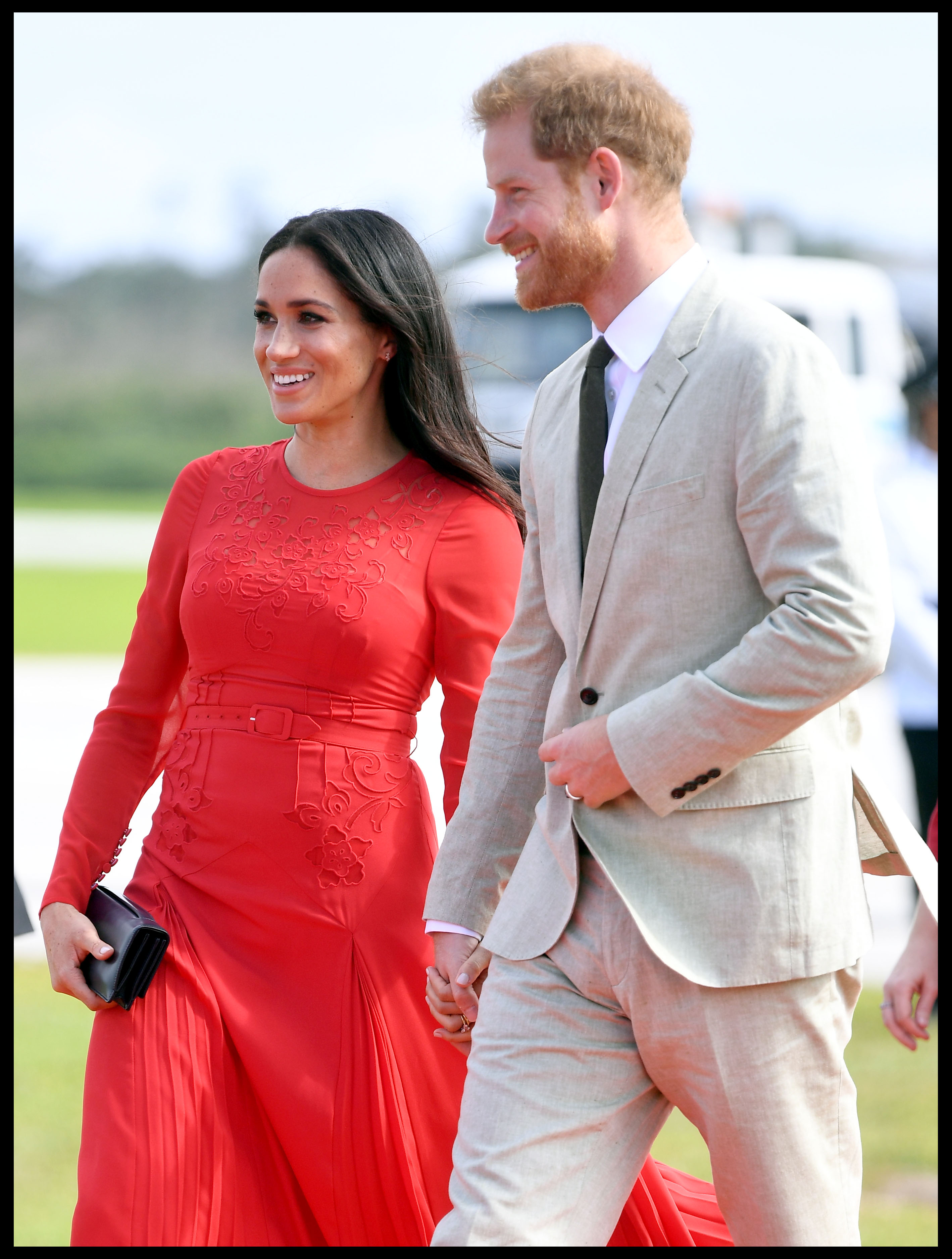 FOTO | Meghan Markle, prima gafă vestimentară de când a devenit ducesă. Ce a pățit soția prințului Harry în văzul tuturor