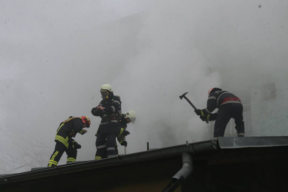Incendiu în București. Patru case au ars în zona Apărătorii Patriei