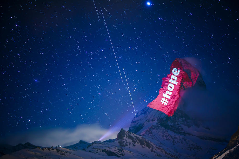 Imagini spectaculoase | Sateliții lui Elon Musk s-au văzut pe cerul României