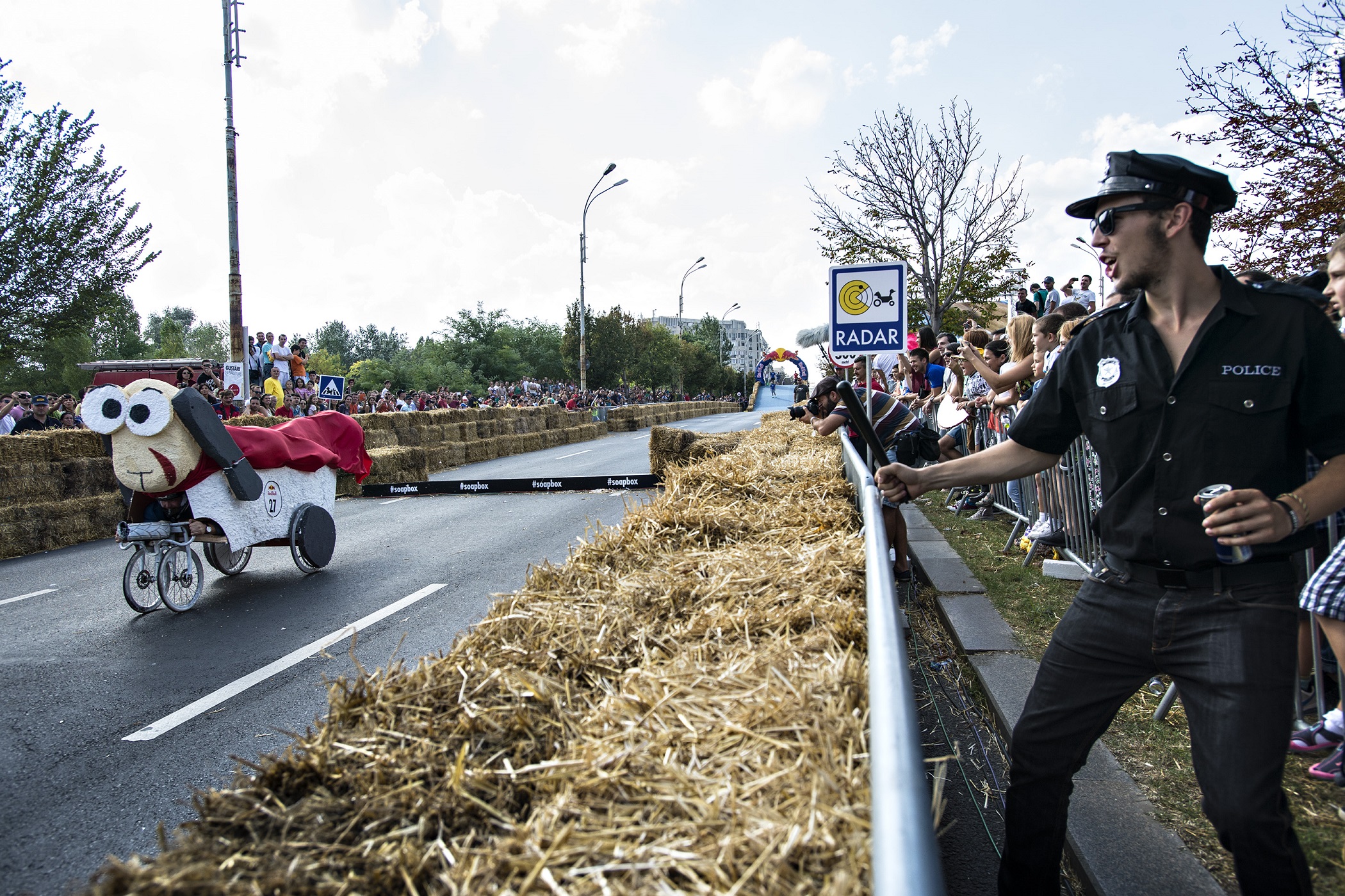 51 de mașini artizanale au defilat la primul Soapbox Race din România. Au învins ”Canibalii vegetarieni”