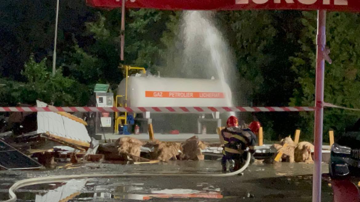 FOTO: Vijelie în Vaslui: acoperiș smuls de vânt și prăbușit peste un autobuz și o benzinărie. Două persoane au fost rănite