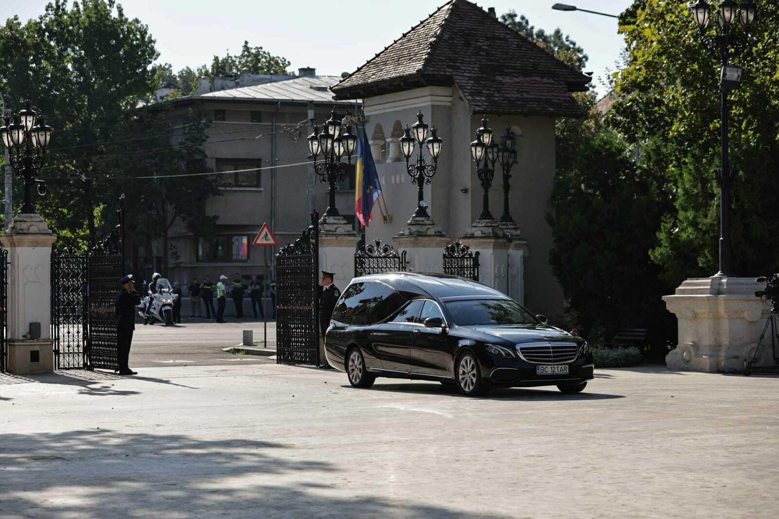 Cât costă mașina mortuară care a cărat sicriul cu trupul neînsuflețit al lui Ion Iliescu. Înmormântarea a fost plătită de statul român