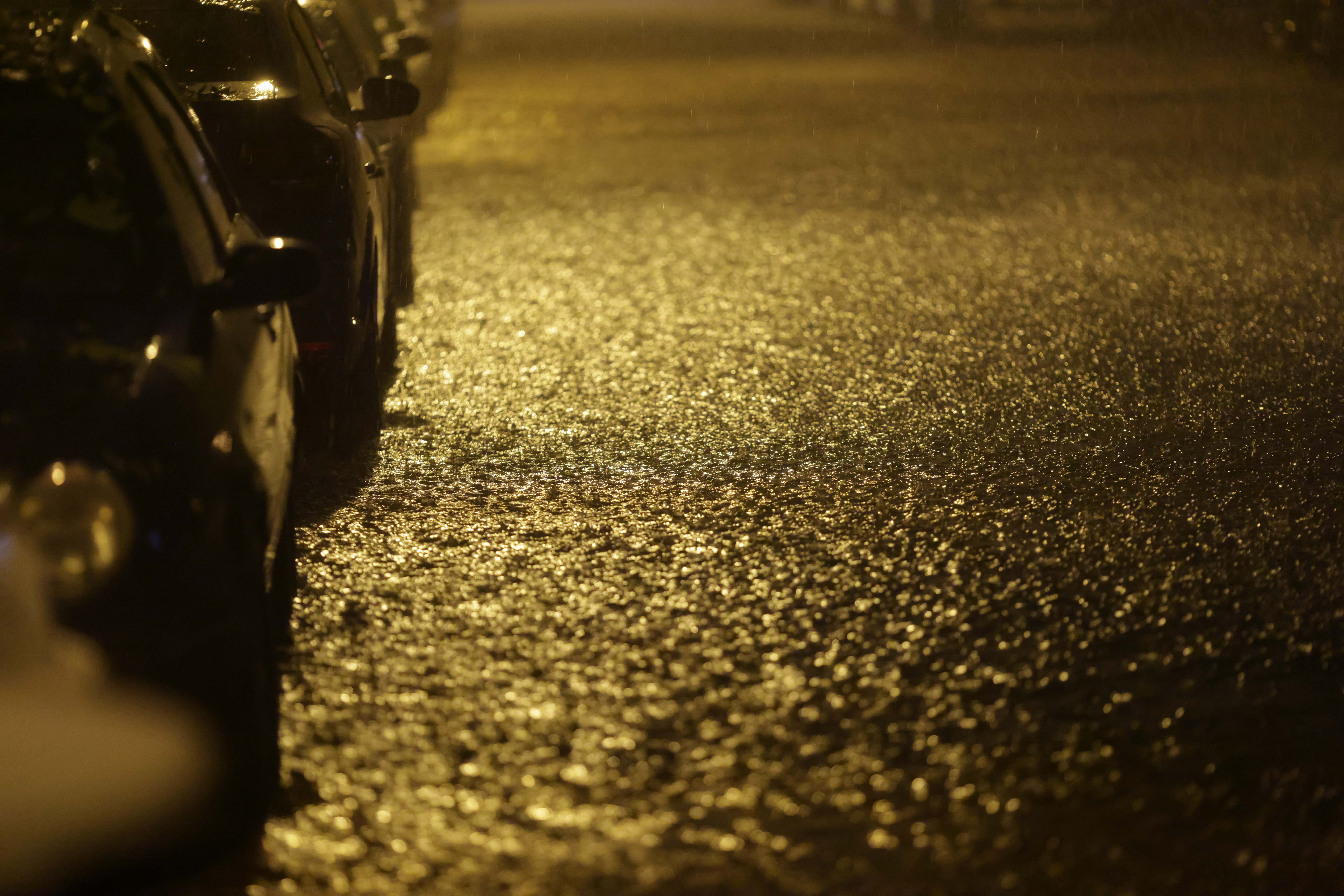 Cod roșu de furtună în București și în Ilfov: vijelie, grindină de mari dimensiuni, ploi torențiale. Curse aeriene deviate spre Bulgaria. A fost emis mesaj prin Ro-Alert