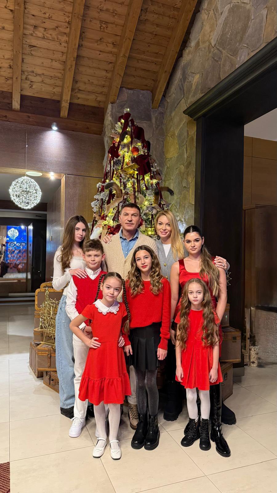 Cum reușesc Valentina Pelinel și Cristi Borcea să-și țină copiii cu picioarele pe pământ: „Când suntem cu ei ne dedicăm lor”