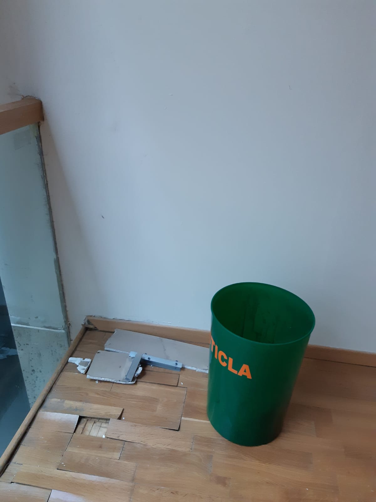 Imagini cu mizeria din Biblioteca Națională: pereți mânjiți, praf, parchet rupt. Directorul Cioroianu spune că „nu are bani” și îi ceartă pe cititori
