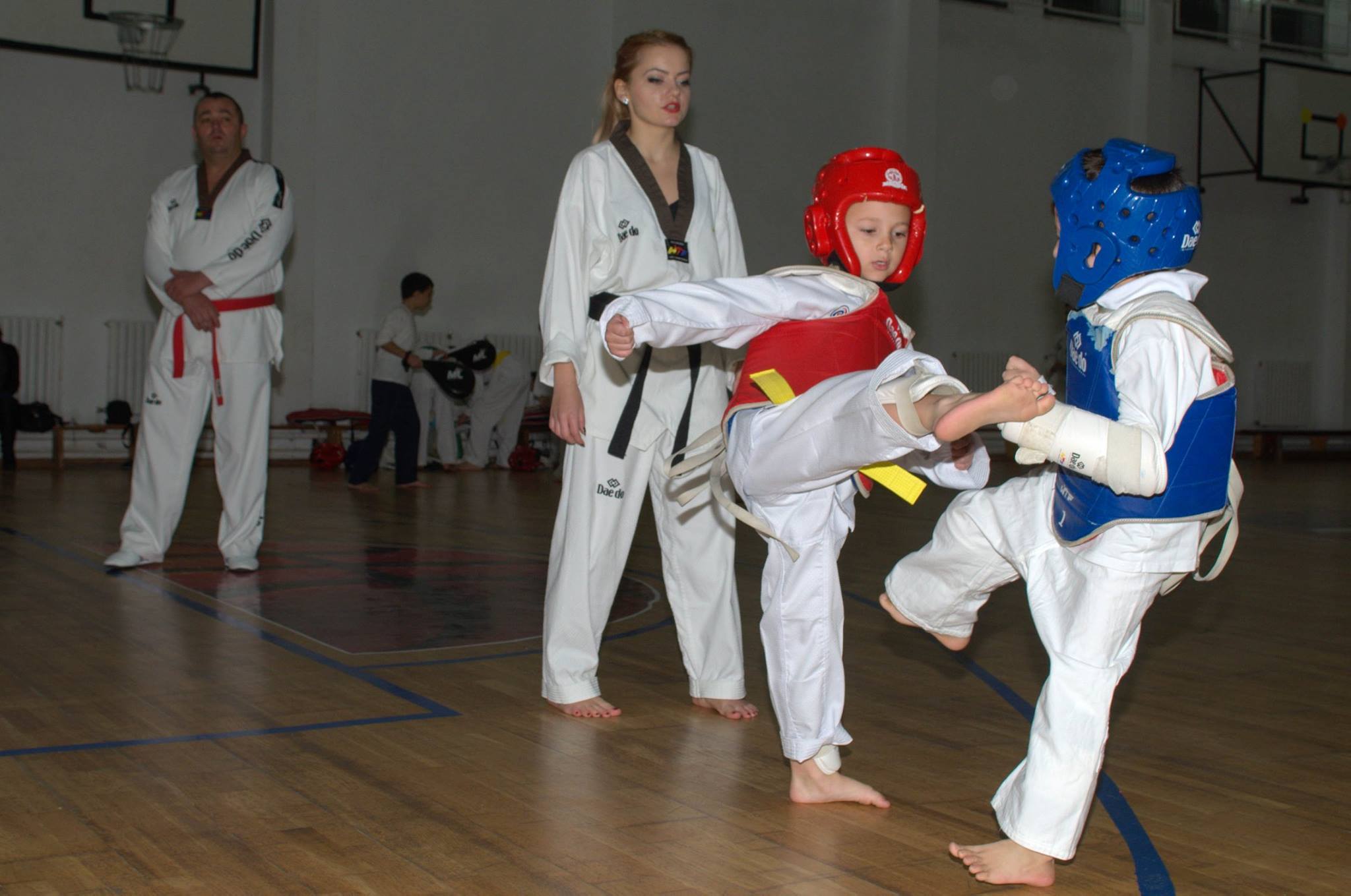 E blondă, frumoasă, licențiată în economie și scoate campioni pe bandă rulantă la Taekwondo GALERIE FOTO