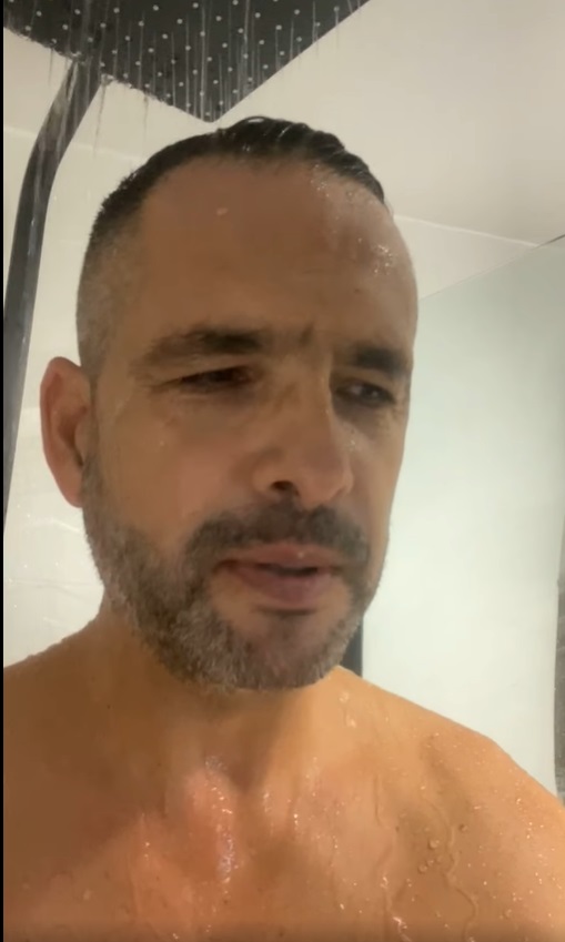 Explicația lui Mădălin Ionescu, după ce s-a filmat live din duș, pe Facebook: „Când vorbești despre cultură e greu să faci vizualizări”