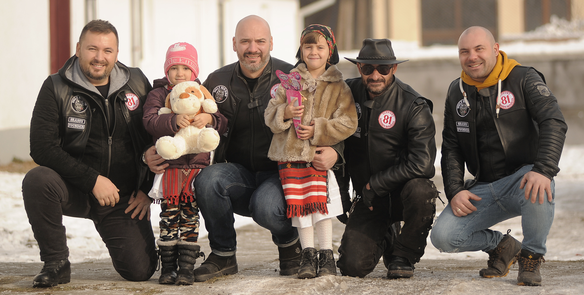 GALERIE FOTO/ Un club de motociclişti a donat calculatoare copiilor dintr-un sat braşovean. Copiii i-au așteptat pe "Ugly Bikers" în costume tradiționale