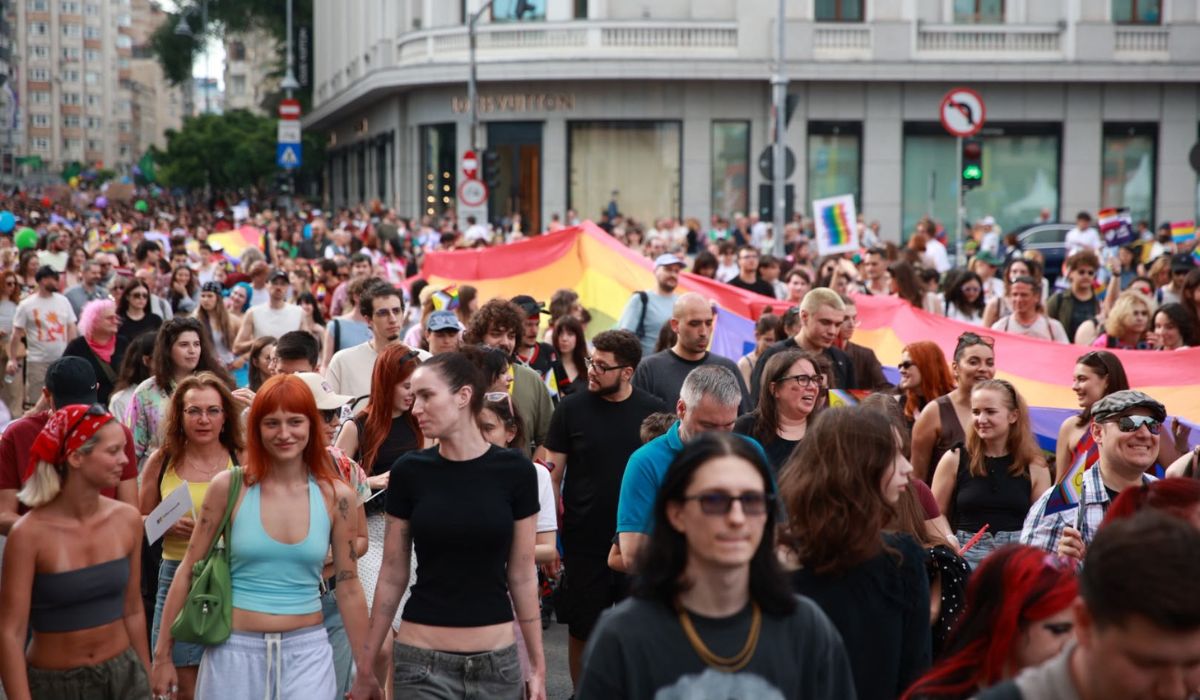 Marșul Bucharest Pride 2026: zeci de mii de oameni cer drepturi egale pentru comunitatea LGBT+ și parteneriat civil pe Calea Victoriei