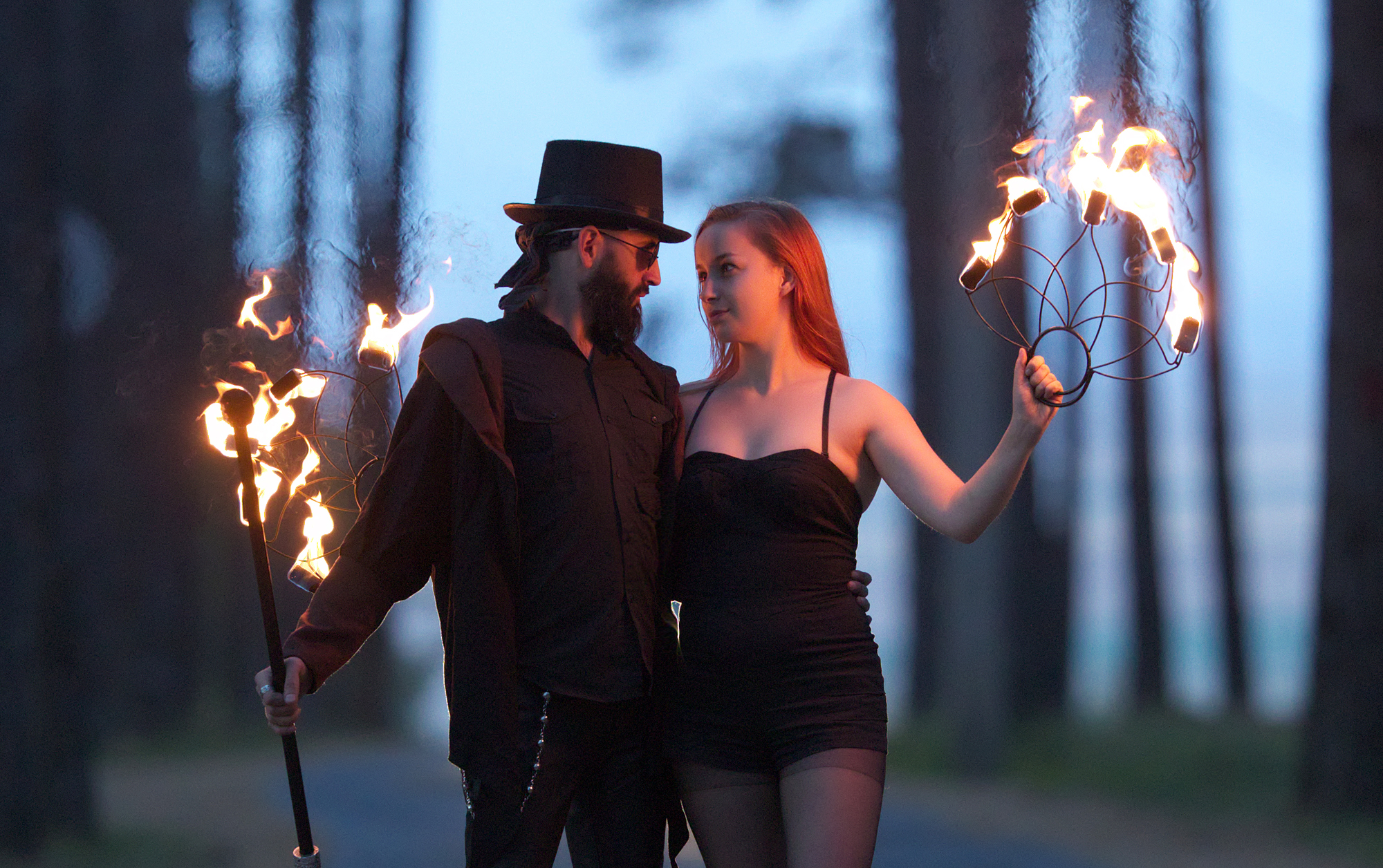 REPORTAJ: Jonglează cu focul. 12 brașoveni fac spectacol la festivalurile medievale și aduc în scenă sicrie sau butoaie de motorină din care taie cu flexul/ GALERIE FOTO